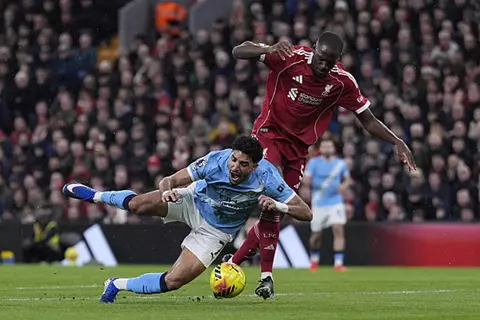 نشيط ومزعج ولكن.. ماذا قدم عمر مرموش أمام ليفربول؟ (أرقام)